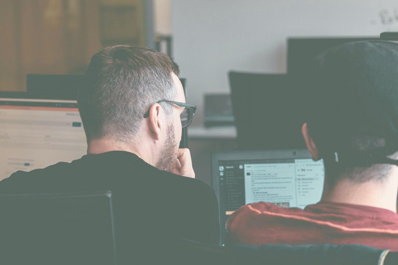 Analista financiero trabajando con gráficos y datos en oficina moderna